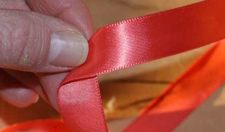 Fold the middle of the ribbon at a sharp angle.